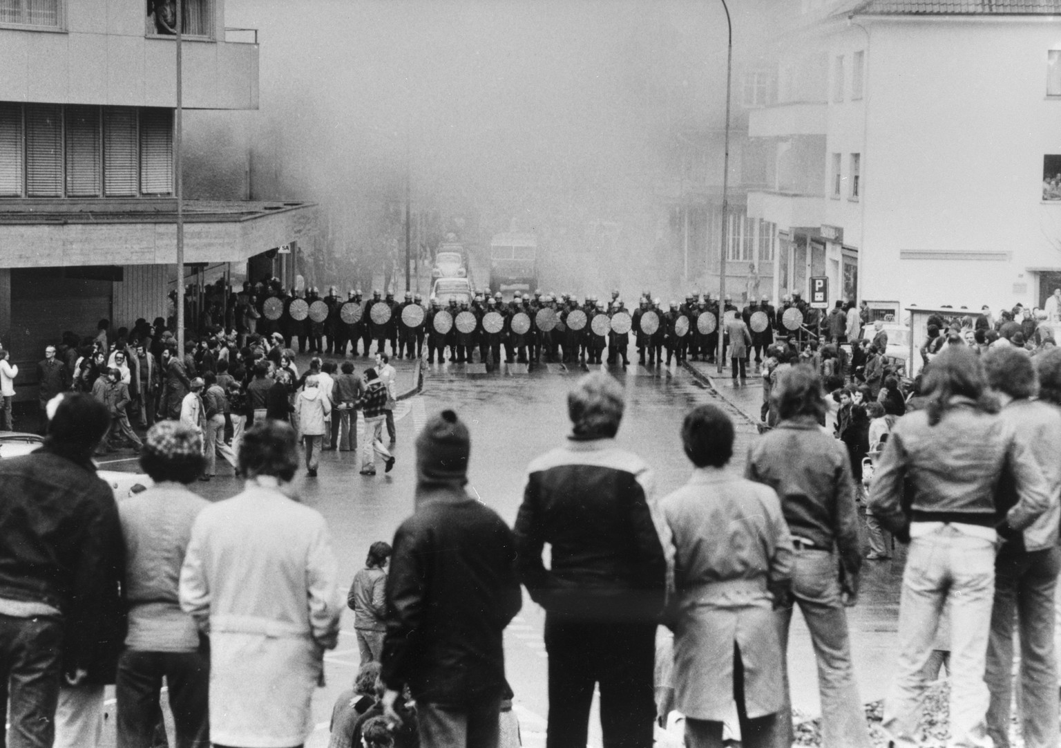 ZUR ABSTIMMUNG UEBER EINEN MOEGLICHEN KANTONSWECHSEL DER GEMEINDE MOUTIER AM 18. JUNI 2017 STELLEN WIR IHNEN FOLGENDES BILDMATERIAL ZUR VERFUEGUNG  Grenadiere der bernischen Kantonspolizei gehen am 7 ...