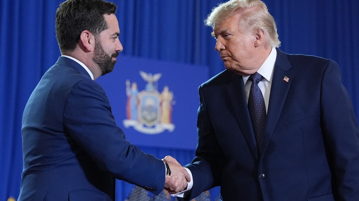Leibarzt klärt auf: Darum hat Trump Blutergüsse an den Händen