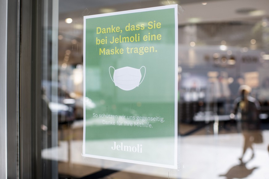 Eine Information mit der Aufschrift &quot;Danke, dass Sie bei Jelmoli eine Maske tragen&quot; haengt an der Eingangstuere, aufgenommen im Warenhaus Jelmoli in Zuerich am Donnerstag, 27. August 2020. D ...