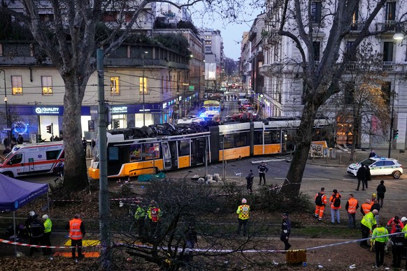 KEYPIX - Emergency cervices work at the scene of a derailment on Line 9 in Milan, Italy, Friday, Feb. 27, 2026. (KEYSTONE/AP Photo/Luca Bruno)