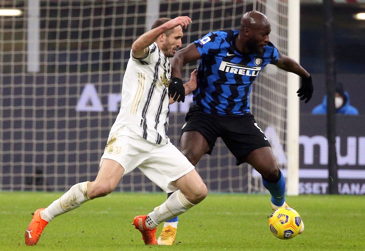 epa08944820 Juventus' Giorgio Chiellini (L) challenges for the ball Inter's Romelu Lukaku during the Italian Serie A soccer match between FC Inter and Juventus FC at Giuseppe Meazza stadium  ...
