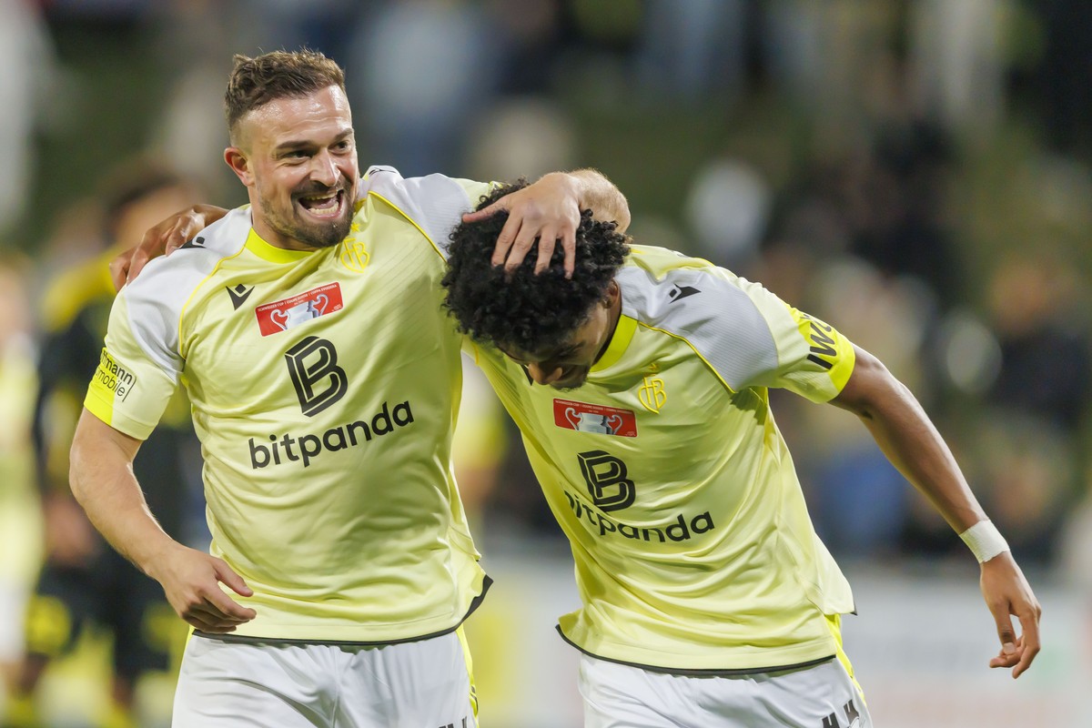 Aaron Malouda (FCB), droite, celebre son but avec Xherdan Shaqiri (FCB), gauche, lors de la rencontre de 16eme de finale de la Coupe de Suisse de football entre le FC Stade Nyonnais et le FC Basel 189 ...