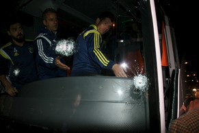 Der beschossene Teambus von Fenerbahce.