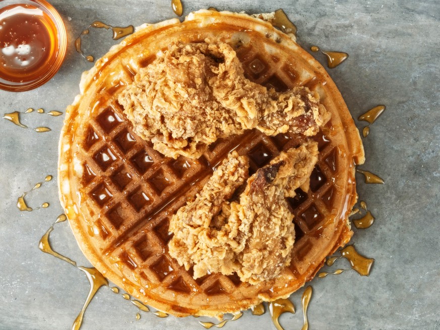 chicken and waffles südstaaten poulet waffeln sirup syrup shutterstock huhn hähnchen usa essen food