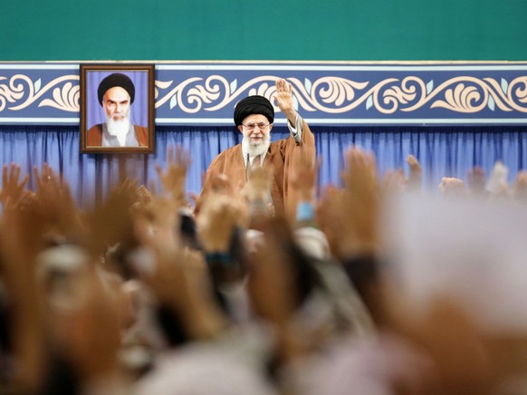 Ajatollah Ali Chamenei bei einem Treffen mit Mitgliedern der Basidsch-Einheiten, die an der Niederschlagung der Proteste beteiligt waren.
