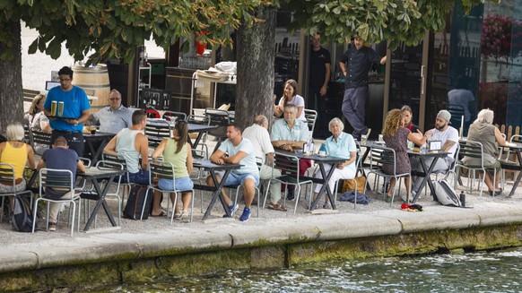 W‰denswil, Schweiz - 25. August 2020: Die Menschen geniessen die Zeit im Restaurant beim Hafen in W‰denswil. Wegen der Coronakrise mussten zahlreichen Gastrobetriebe w‰hrend Monaten schliessen. Die Ga ...