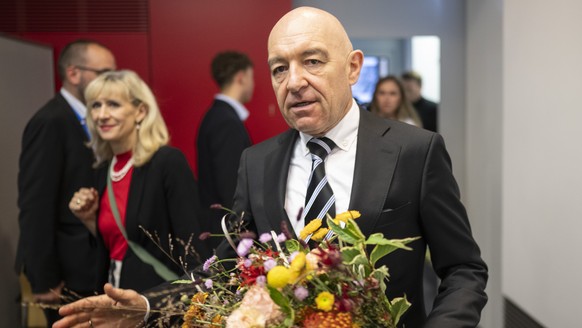 Der wiedergewaehlte Staenderat Daniel Jositsch, SP, erhaelt Blumen an den Eidgenoessischen Wahlen, am Sonntag, 22. Oktober 2023 im Walcheturm in Zuerich. Die Schweizer Buergerinnen und Buerger waehlen ...