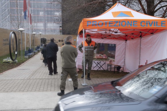 Ein Zelt des Zivilschutzes zur Vorueberpruefung und Einteilung von Patienten betreffend dem Coronavirus COVID-19 beim Eingang des Regionalspitals Mendrisio Beata Vergine, am Donnerstag, 27. Februar 20 ...