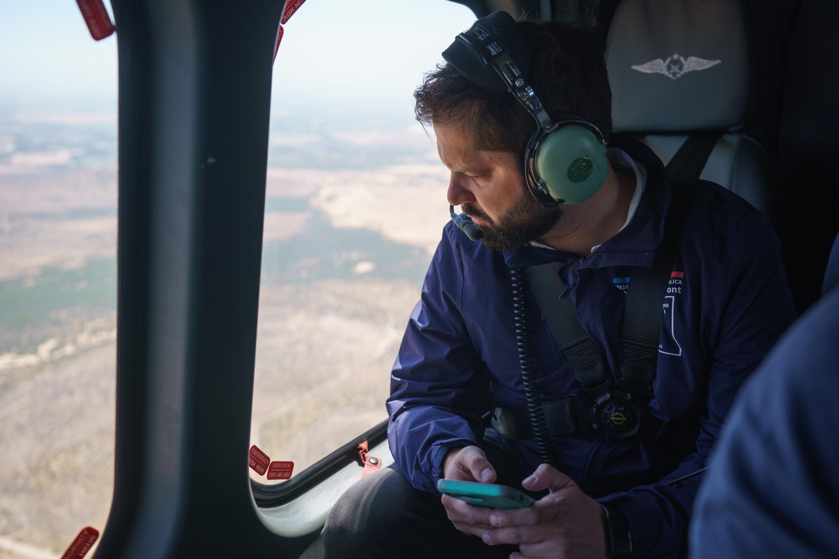 epa11124519 A handout photo made available by the Chilean presidency shows President Gabriel Boric in a helicopter overflying in the region of Valparaiso, affected by several forest fires, in Valparai ...