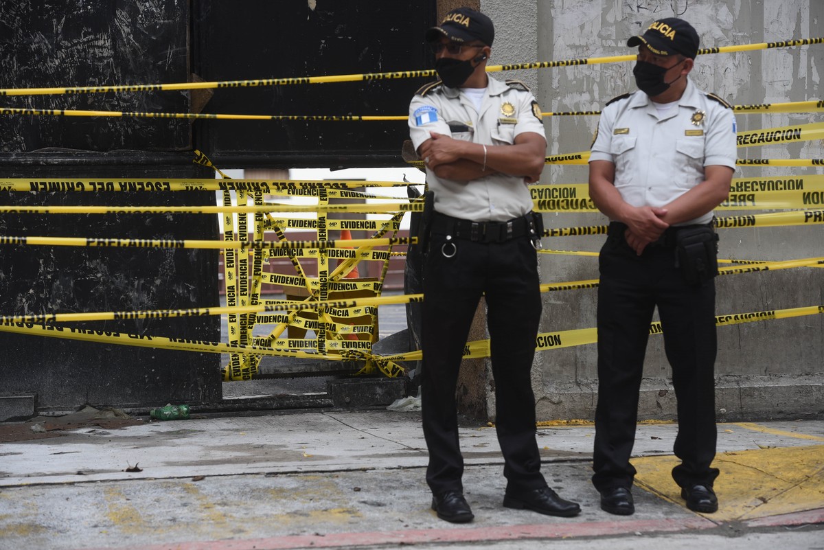 epa09534766 Members of the National Civil Police (PNC) guard the entrance of Congress after protests in Guatemala City, Guatemala, 20 October 2021. The Public Ministry (MP, Prosecutor's Office) o ...