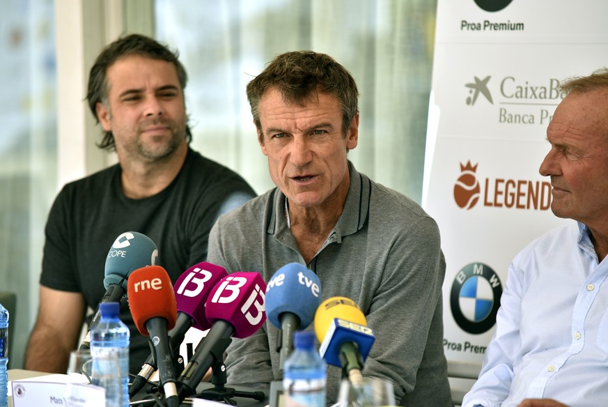epa06244233 Former Swedish tennis player Mats Wilander (C) speaks during a press conference during the presentation of the Legends Cup 2017 tennis event in Palma de Mallorca, Balearics, Spain, 04 Octo ...