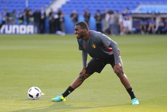 epa05359859 Belgium soccer player Christian Benteke during a training session in Lyon, France 12 June 2016. Belgium will face Italy in the UEFA EURO 2016 soccer championship Group E preliminary round match at on 13 June 2016.

(RESTRICTIONS APPLY: For editorial news reporting purposes only. Not used for commercial or marketing purposes without prior written approval of UEFA. Images must appear as still images and must not emulate match action video footage. Photographs published in online publications (whether via the Internet or otherwise) shall have an interval of at least 20 seconds between the posting.)  EPA/YURI KOCHETKOV   EDITORIAL USE ONLY
