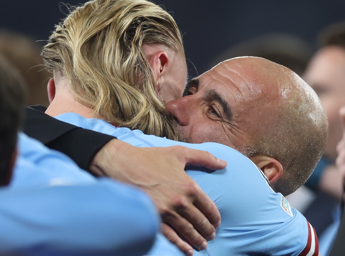 epa10684386 Erling Haaland (L) of Manchester City manager Pep Guardiola (R) celebrate winning the UEFA Champions League Final soccer match between Manchester City and Inter Milan, in Istanbul, Turkey, ...