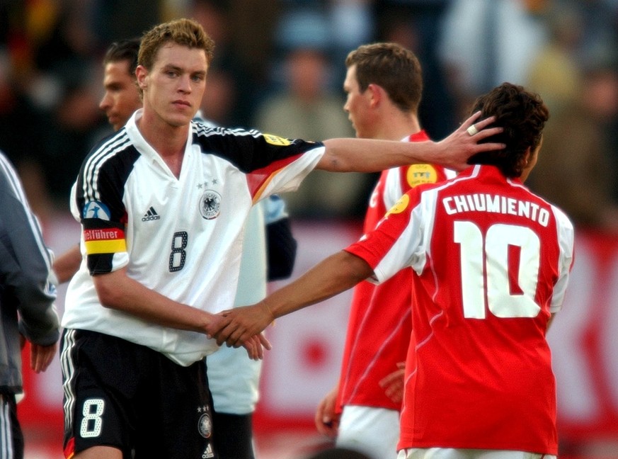 Der Schweizer Davide Chiumiento, rechts, beglueckwuenscht nach Spielschluss den Deutschen Hanno Balitsch, links, zum Sieg. Hinten links steht der Deutsche Goalie Tim Wiese und 2. von rechts verlaesst  ...