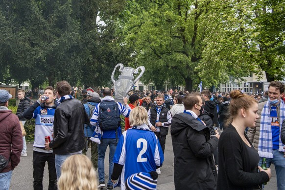 Fans des FC Luzern feiern den Sieg nach dem Cup Finalspiel im Voegeligaertli Park in Luzern anlaesslich des Schweizer Cup Finals zwischen dem FC Luzern und dem FC St. Gallen, am Montag, 24. Mai 2021.  ...