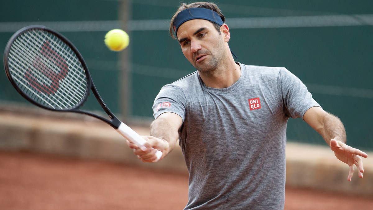 epa09206211 Swiss tennis player Roger Federer returns a ball during a training session at the ATP 250 Geneva Open tournament in Geneva, Switzerland, 17 May 2021. EPA/SALVATORE DI NOLFI