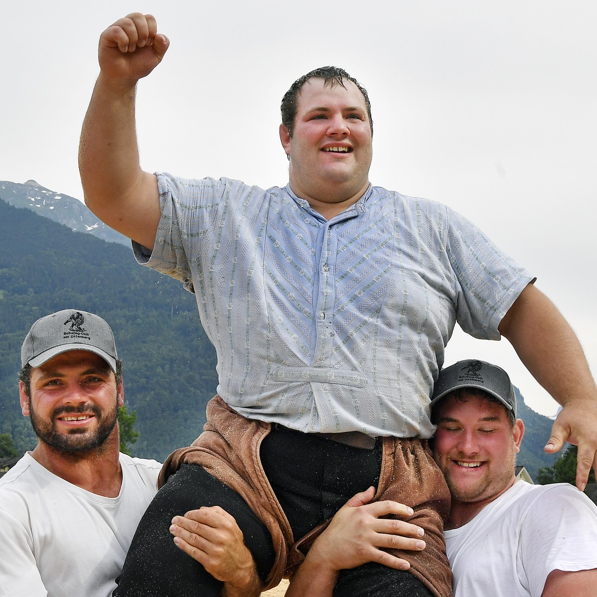 Domenic Schneider jubelt nach seinem Sieg im Schlussgang gegen Roger Rychen beim Glarner-Buendner Kantonalschwingfest in Naefels am Sonntag, 27. Juni 2021. (KEYSTONE/Walter Bieri)