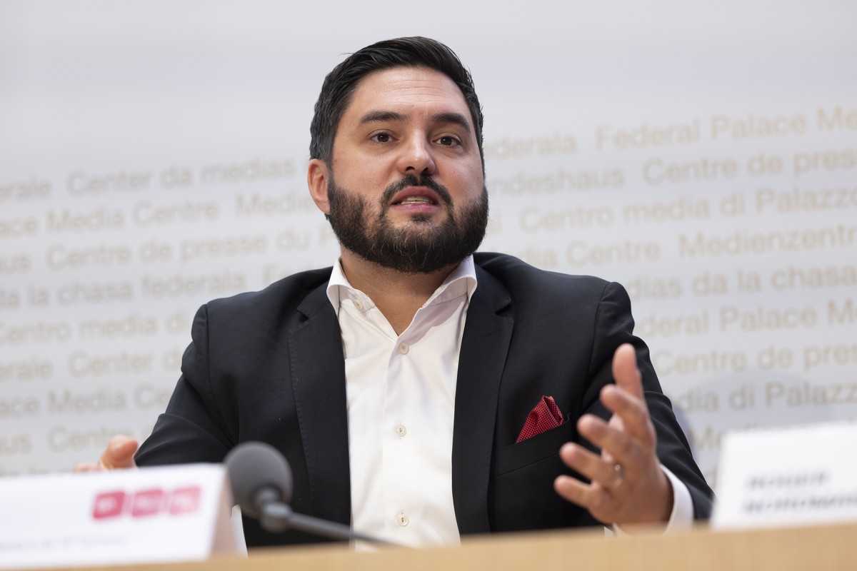 Cedric Wermuth, Co-Praesident SP, spricht waehrend einer Medienkonferenz der SP zur Kampagne fuer die eidgenoessischen Wahlen am Montag, 7. August 2023 in Bern. (KEYSTONE/Peter Klaunzer)