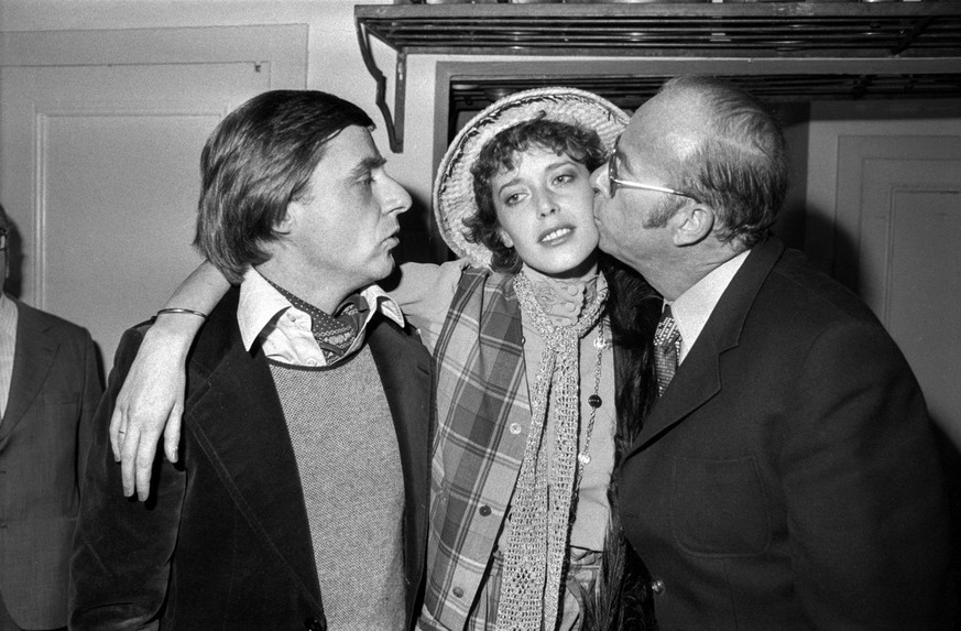 SCHWEIZ EMIL SYLVIA KRISTEL HANS GMUER
Der Bernhard-Apero, moderiert von Hans Gmuer, rechts, findet am 3. November 1977 im Bernhardttheater in Zuerich mit dem Komiker Emil Steinberger, links, und mit  ...