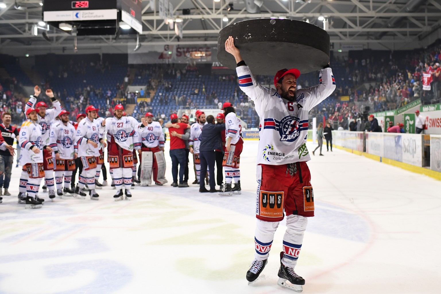 Rapperswils Cyrill Geyer feiert im siebten Eishockey Spiel der Ligaqualifikation der National League zwischen dem EHC Kloten und den SC Rapperswil-Jona Lakers, am Mittwoch, 25. April 2018, in der Swis ...