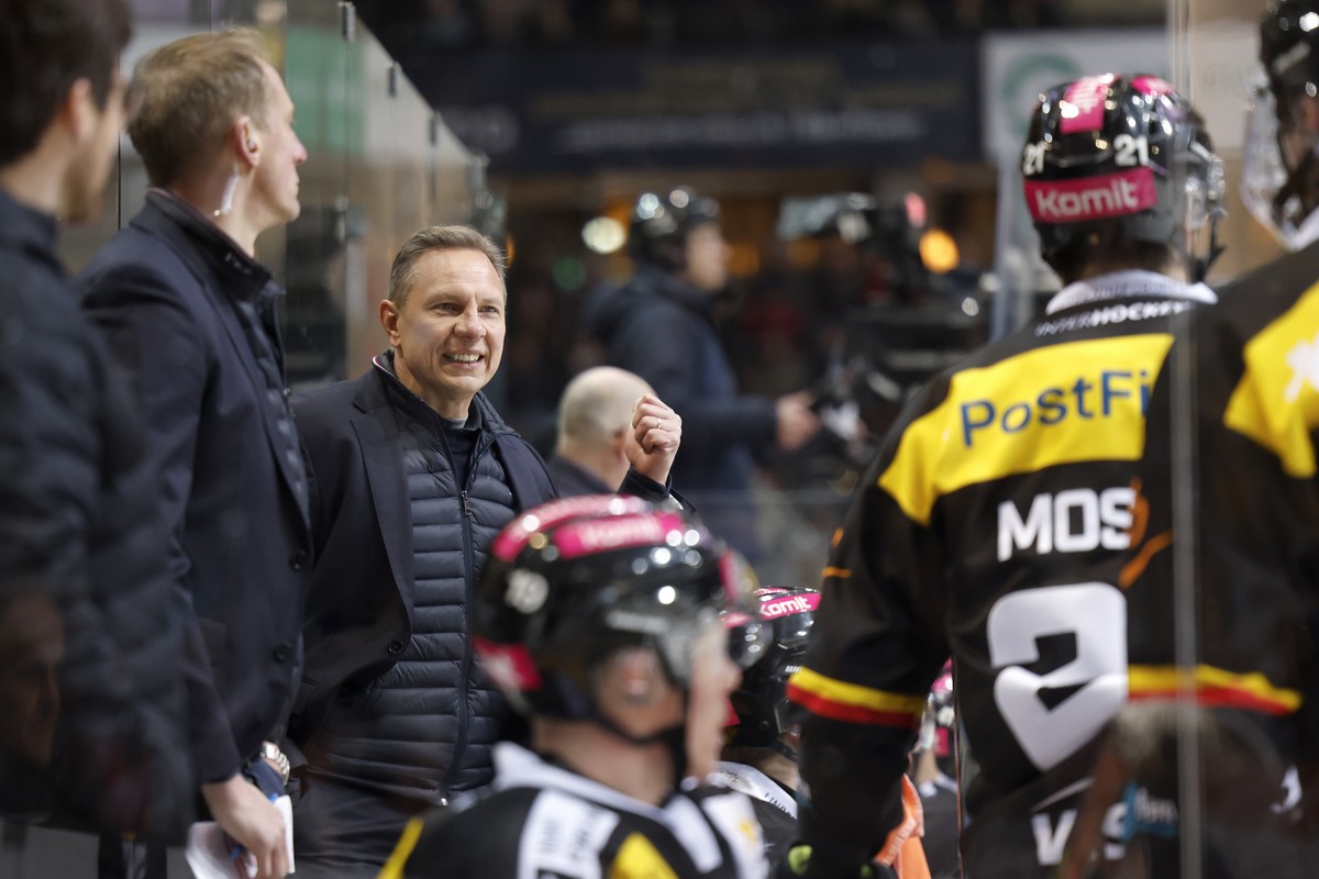 Head Coach Jussi Tapola (SCB) gibt Anweisungen im Eishockey Meisterschaftsspiel der National League zwischen dem SC Bern und dem EHC Kloten, am Samstag, 15. Februar 2025 in der PostFinance Arena in Be ...
