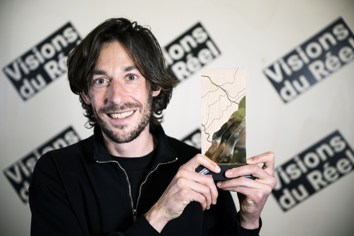 Le realisateur suisse Tizian Buechi, pose avec son prix, apres avoir remporte le Grand Prix du jury de Visions du Reel 2022 avec son film "L'ilot" lors de la ceremonie de cloture de la  ...