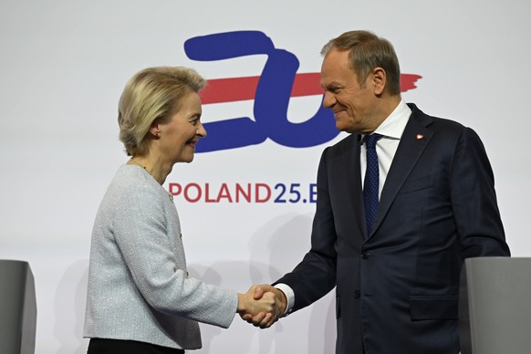 epa11880852 Polish Prime Minister Donald Tusk (R) and European Commission President Ursula von der Leyen (L), after the conclusion of their joint press conference after a meeting with EU&#039;s Colleg ...