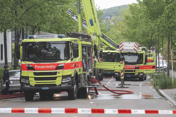 Die Feuerwehr versucht den Brand im Dachstock der Klinik Hirslanden zu loeschen, aufgenommen am Montag, 10. Mai 2021 in Zuerich. (KEYSTONE/Ennio Leanza)