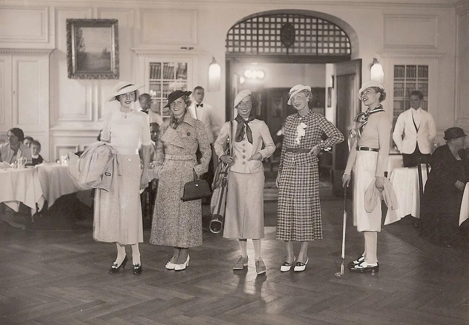 Nach dem Ersten Weltkrieg liefen die Geschäfte im Hotel Rigi-First nicht mehr gut. Daran änderten auch Anlässe wie diese Modeschau in den 1930er-Jahren nichts.