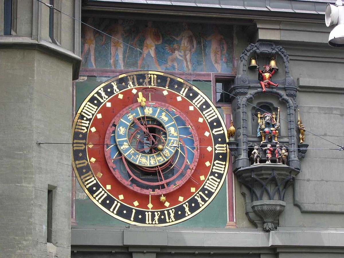 Diese astronomische Uhr hängt an der Berner Zeitglocke und ist etwas eingeschränkter als die Cosmic Watch.