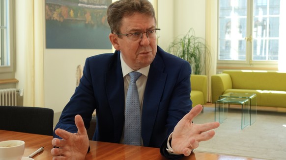Bundesrat Albert Rösti (SVP) spricht im Interview mit watson in seinem Büro im Bundeshaus Nord über die bevorstehenden Abstimmungen am 24. November 2024 zum Autobahnausbau, die Aufhebung des AKW-Neuba ...