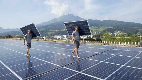 ARCHIVBILD ZUR MEDIENKONFERENZ DER WIRTSCHAFTSVERBAENDE GEGEN DIE ENERGIESTRATEGIE 2050, AM MONTAG, 20. MAERZ 2017 - Spezialisten der Firma Be Netz AG montieren die Photovoltaikanlage auf dem Dach der ...