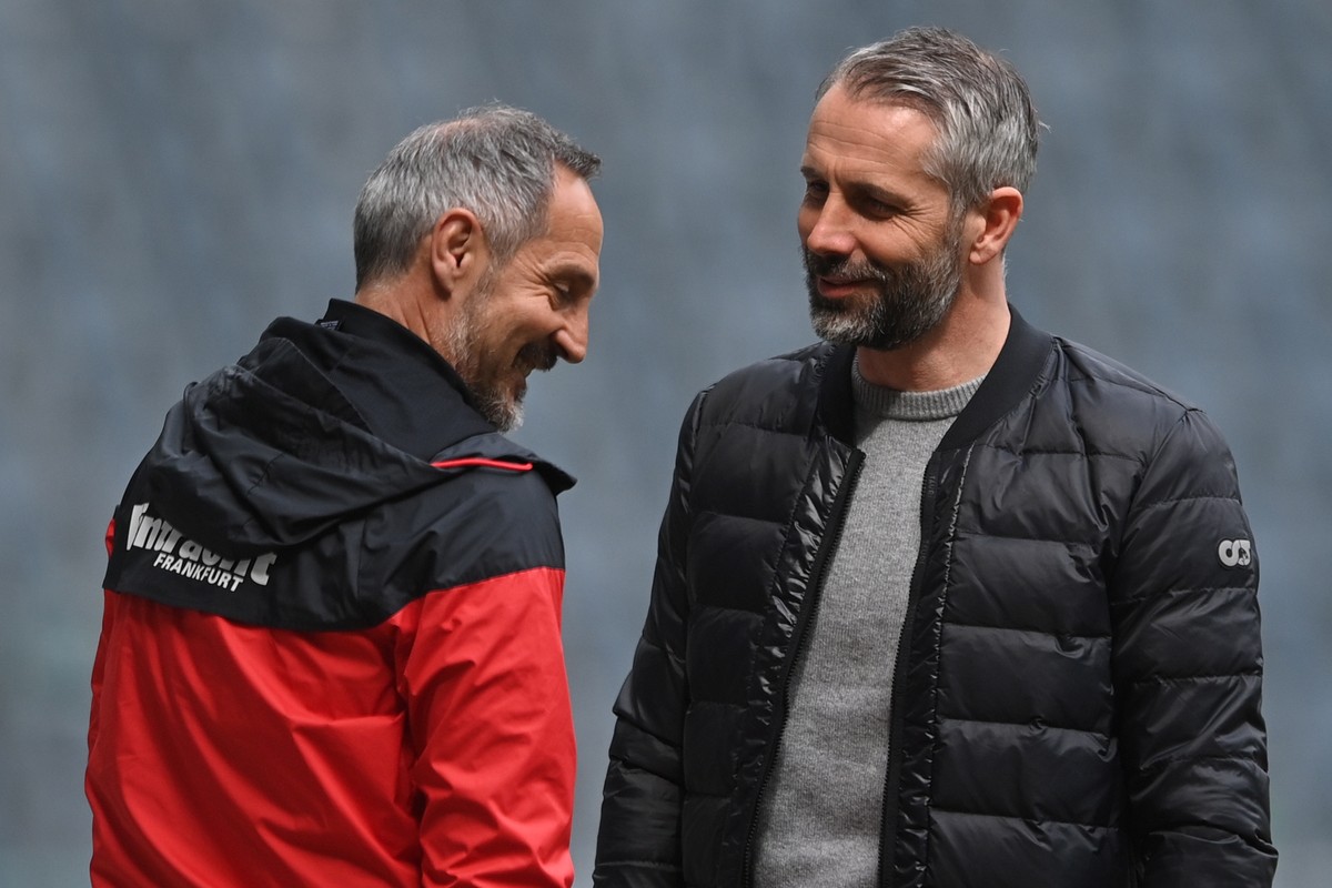 epa09141333 Frankfurt's head coach Adi Huetter (L) talks with Moenchengladbach's head coach Marco Rose (R) before the German Bundesliga soccer match between Borussia Moenchengladbach and Ein ...