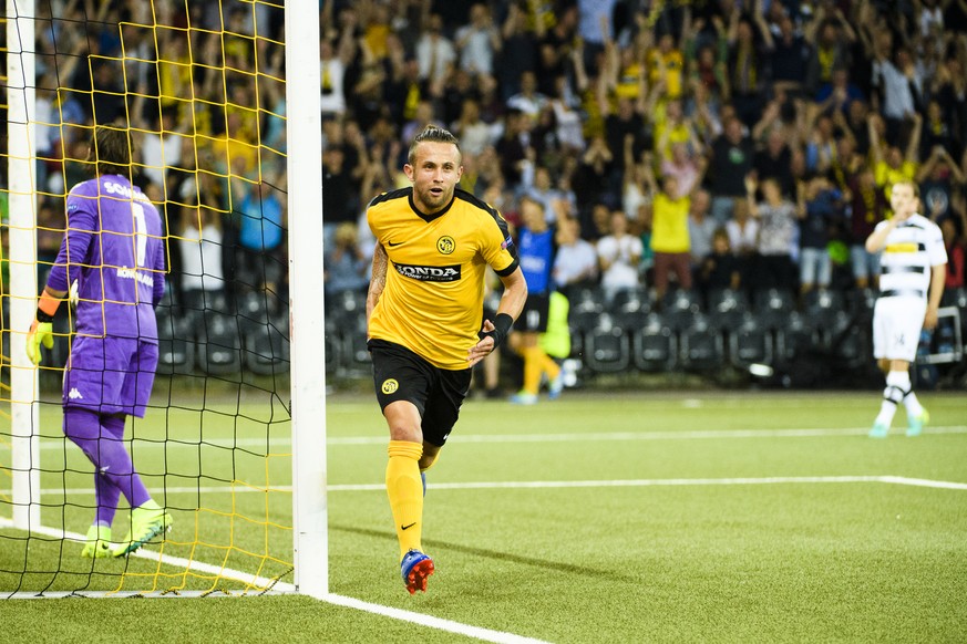 Moenchengladbach&#039;s Goalkeeper Yann Sommer, behind left, reacts after Young Boys&#039; Miralem Sulejmani, right, scored the equalizer goal to 1-1, during the UEFA Champions League playoff first le ...