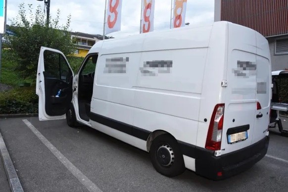 Die Kantonspolizei Nidwalden hat am 5. September 2022 in Hergiswil 23 Flüchtlinge aus einem überfüllten Lieferwagen befreit. Ein mutmasslicher Schlepper konnte festgenommen werden.