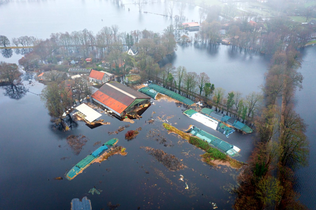02.01.2024, Niedersachsen, Timmersloh: Ein Hof im Bremer Ortsteil Timmersloh steht unter Wasser (Luftaufnahme mit einer Drohne). Da nach den Vorhersagen des Deutschen Wetterdienstes (DWD) weiter mit s ...
