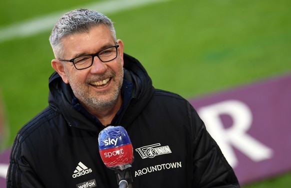 10.04.2021, Bayern, M�nchen: Fu�ball: Bundesliga, FC Bayern M�nchen - 1. FC Union Berlin, 28. Spieltag in der Allianz Arena. Unions Trainer Urs Fischer beim Interview vor dem Spiel. WICHTIGER HINWEIS: ...