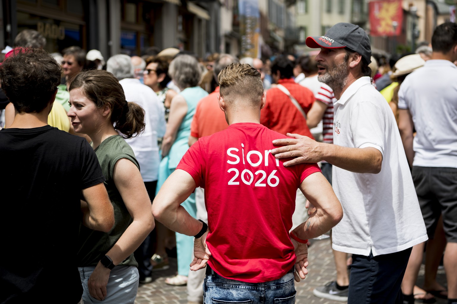 Des partisants pour Sion 2026 reagissent pendant un aperitif lors d&#039;une votation sur le soutien financier de lEtat du Valais pour l&#039;organisation des Jeux olympiques d&#039;hiver de Sion 2026 ...