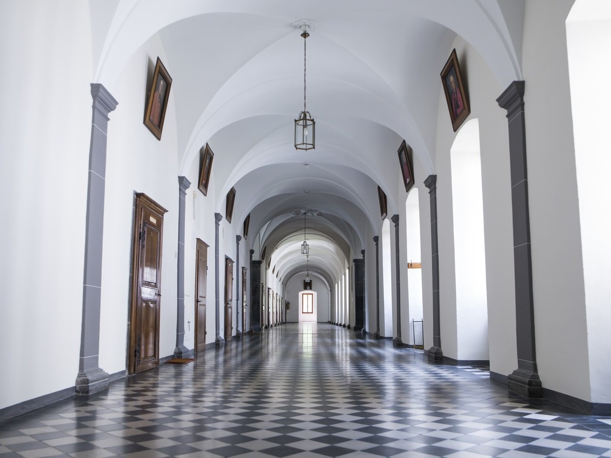 Ein Gang in der Abtei Saint-Maurice, am 25. Juni 2015. Die Abtei Saint-Maurice wurde im Jahre 515 auf dem Grab des thebanischen Maertyrers Mauritius und seiner Gefaehrten gegruendet. Sie ist eine Brud ...