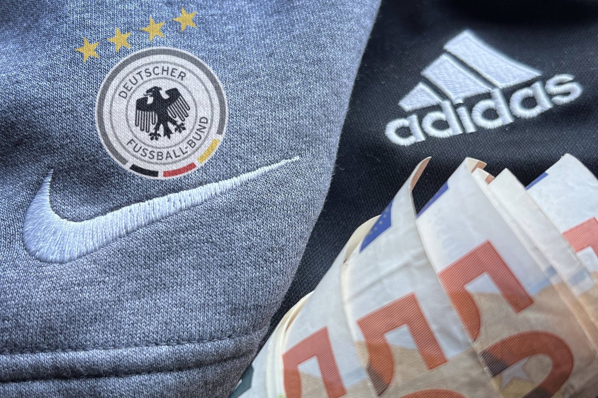 FOTOMONTAGE: Der DFB bekommt einen neuen Ausruester. Ab 2027 werden die Nationalmannschaften nicht mehr von Adidas, sondern von Konkurrent Nike ausgestattet. *** FOTOMONTAGE The DFB gets a new outfitt ...