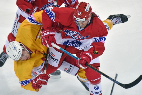 Der Laker Cedric Huesler , rechts, gegen den Tiger Larri Leeger, links, beim Eishockey-Cupspiel SC Rapperswil-Jona Lakers gegen die SCL Tigers in Rapperswil am Mittwoch, 19. Dezember 2018. (KEYSTONE/W ...