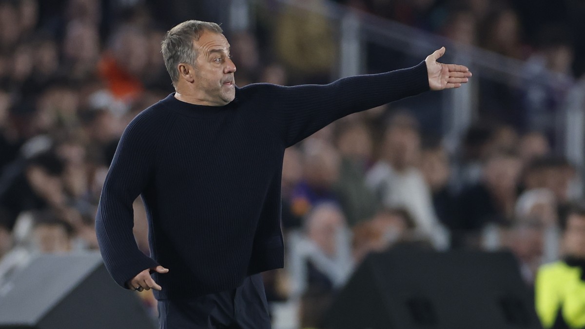 epa12876279 Barcelona's head coach Hansi Flick gestures during the UEFA Champions League quarter-final first leg soccer match between FC Barcelona and Atletico Madrid, in Barcelona, Spain, 08 Apr ...