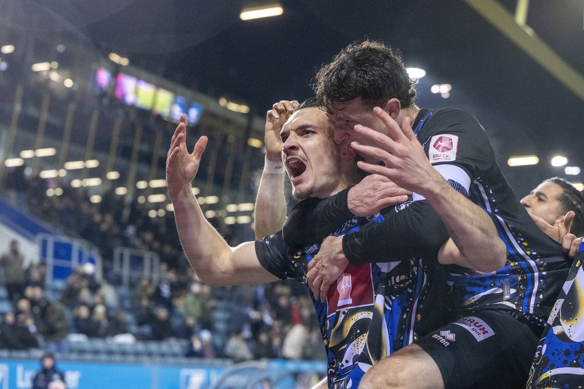 Die Spieler von Luzern mit Severin Ottiger, links, feiern das Tor zum 4:3 beim Super League Meisterschaftsspiel zwischen dem FC Luzern und den Grasshoppers vom Dienstag, 10. Februar 2026 in Luzern. (K ...