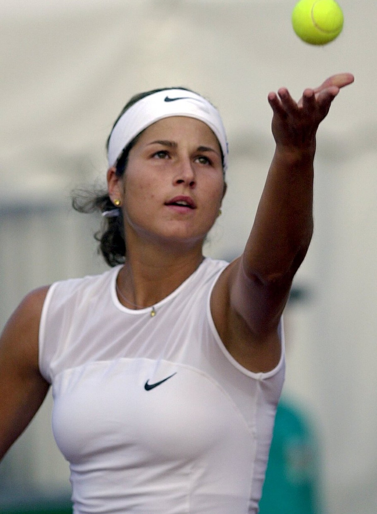 Die Schweizerin Miroslava Vavrinec serviert im Zweitrundenspiel gegen die Tchechoslowakin Adriana Gersi am Donnerstag, 2. August 2001, bei den Precon Ladies Open in Allschwil. (KEYSTONE/Markus Stueckl ...