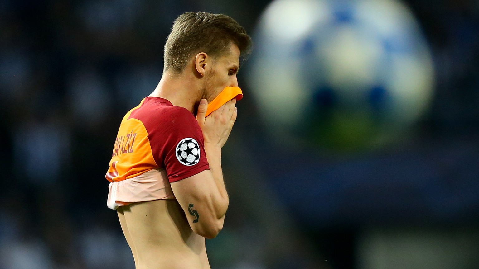 epa07067610 Galatasaray player Serdar Aziz during the UEFA Champions League group D soccer match between Porto and Galatasaray at the Dragao stadium, Porto, Portugal, 03 October 2018. EPA/JOSE COELHO