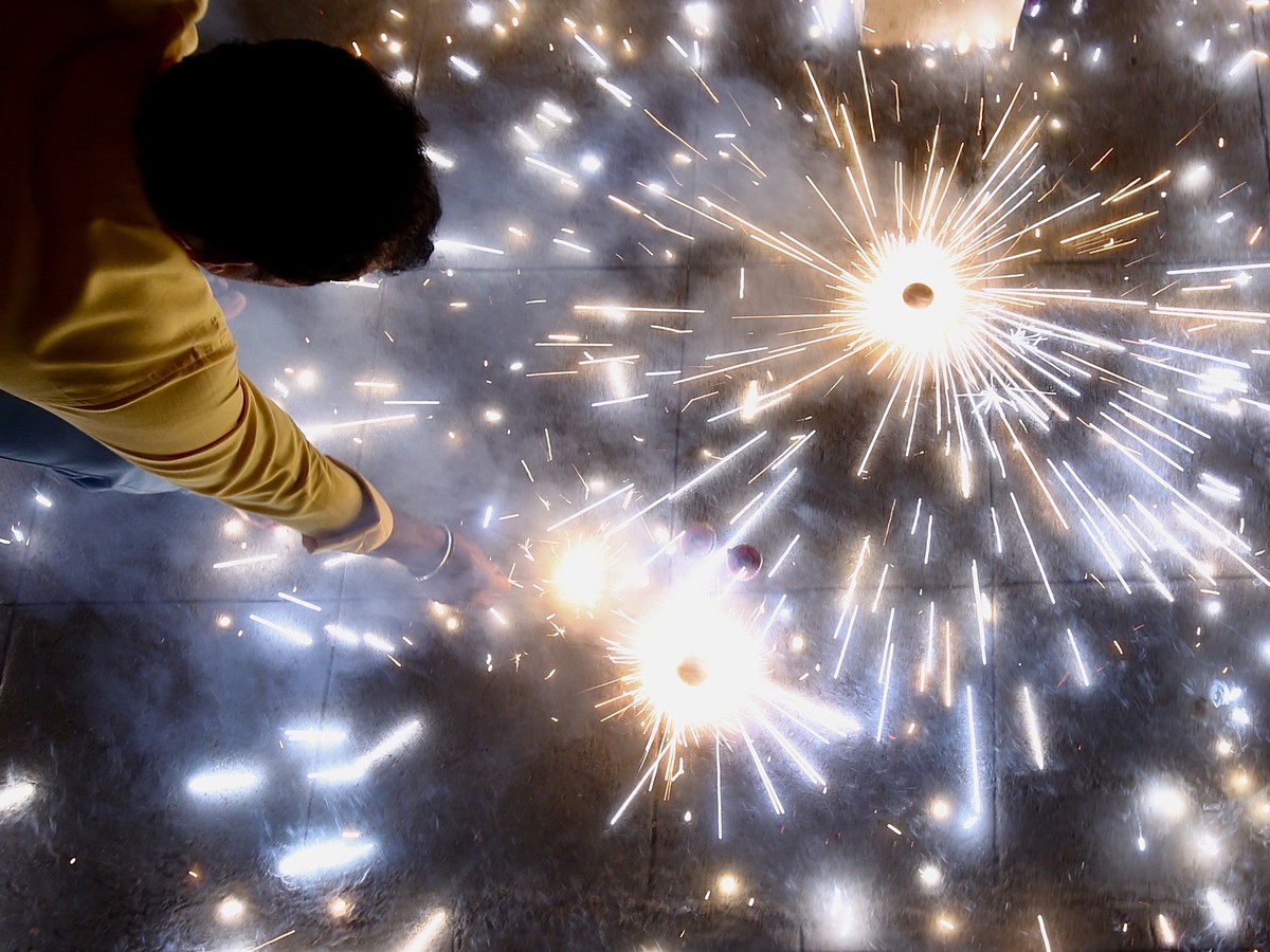 epaselect epa10263208 People burn crackers during Diwali, the Festival of Lights, in Bangalore, India, 24 October 2022. During Diwali, celebrating Kali, the Hindu Goddess of Ultimate Power, the entire ...