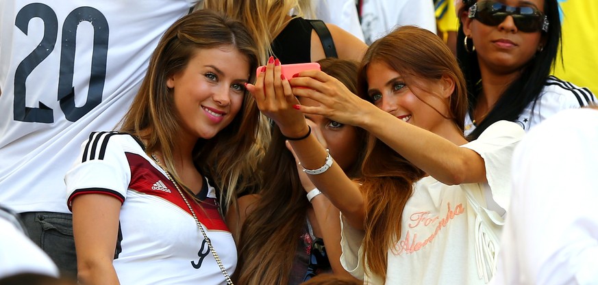 Selfiealarm bei den Spielerfrauen von Deutschland.