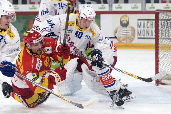 Biels Marco Pedretti, links, im Duell mit Klotens Tomi Sallinen im Eishockey Meisterschaftsspiel der National League zwischen dem EHC Biel und dem EHC Kloten, am Samstag, 14. Oktober 2017, in der Tissot Arena in Biel. (KEYSTONE/Peter Schneider)