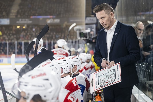 Head Coach Lauri Marjamaeki (EHCK) zeichnet die Spieltaktik auf die Schreibtafel, im Spiel der Eishockey National League zwischen SC Bern, SCB, und EHC Kloten, EHCK, vom Dienstag, 24. Februar 2026 in  ...
