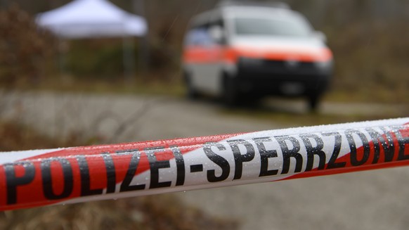 Ein Absperrband der Polizei am Rande des Koenizbergwaldes, am Mittwoch, 2. Februar 2022, in Niederwangen. Der leblose Koerper eines achtjaehrigen Maedchens ist am Dienstagabend im Koenizbergwald in de ...